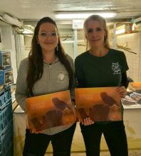 onze kalender gepresenteerd door 2 vrijwilligers