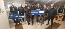 lopers van Night city Run overhandigen cheque