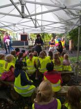 Morgane vertelt sprookjes aan kinderen