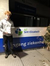 vrijwilliger haalt vleermuis op bij ziekenhuis