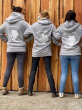 vrijwilligers dragen nieuwe sweater