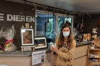 juf Laura met gekwetste duif