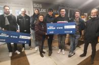 lopers van Night city Run overhandigen cheque
