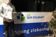 vrijwilliger haalt vleermuis op bij ziekenhuis