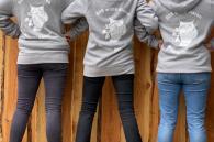 vrijwilligers dragen nieuwe sweater